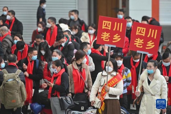 开云体育务工东说念主员和家属提着行李下到站台-kaiyun体育全站云开app入口IOS/安卓全站最新版下载